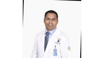 El Dr. Federico Narváez es un endocrinólogo pediatra en Managua, Nicaragua, destacado por su trabajo en el Hospital Infantil Manuel de Jesús Rivera ("La Mascota"). Especializado en diabetes tipo 1, trastornos de crecimiento y problemas tiroideos, combina atención clínica con investigaciones sobre dengue y Zika, publicadas en revistas como PLOS Neglected Tropical Diseases. Lideró proyectos como “Two Drops for Hope”, para hacer accesible el tratamiento de diabetes en zonas rurales, y la Education Juvenile Diabetes Initiative, capacitando a familias y estudiantes. Como tutor en la UNAN, forma a futuros médicos, fortaleciendo la salud infantil en Nicaragua